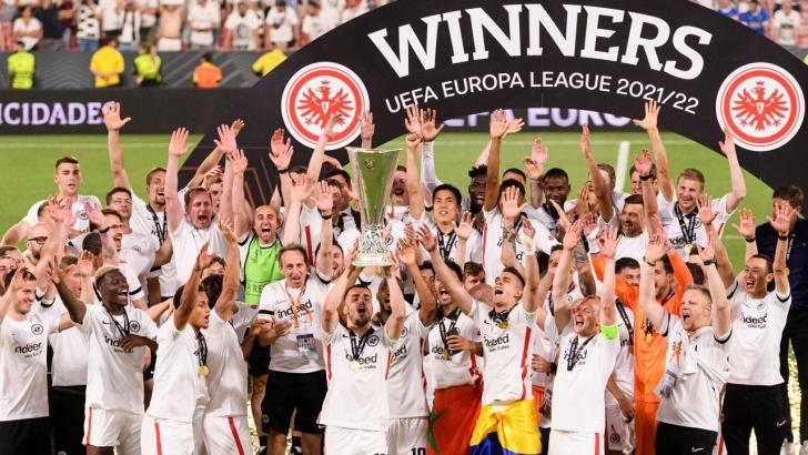 Eintracht Frankfurt players celebrating